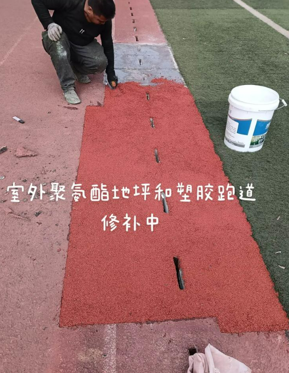 新龙球场地面翻新维修，核心是先诊断破损